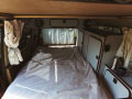 BulliHoliday Campingbus mieten Janine - unteres Bett mit geschlossenen Vorhängen