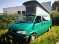 BulliHoliday VW California mieten Helga - Frontansicht  mit aufgestelltem Aufstelldach