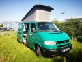 BulliHoliday VW California mieten Helga - Frontansicht mit aufgestelltem Aufstelldach