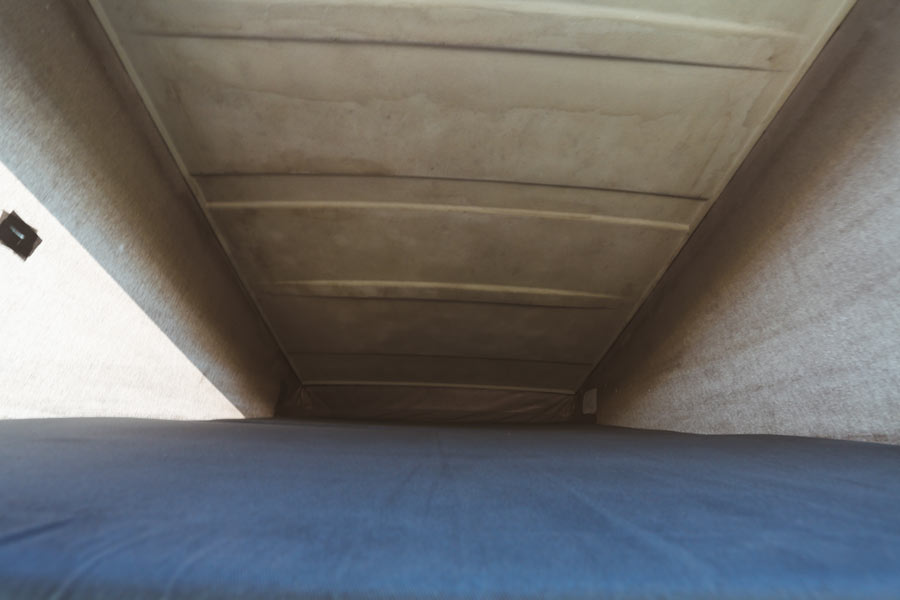 BulliHoliday VW Camper mieten Perle - ausgeklapptes Bett oben im Aufstelldach